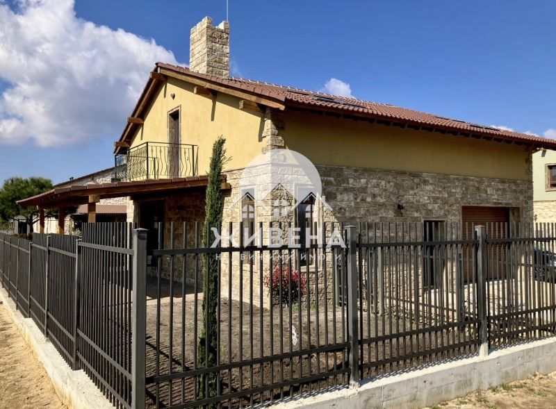 Обзаведена къща в тоскански стил, с.Приселци, РЗП: 240 кв.м