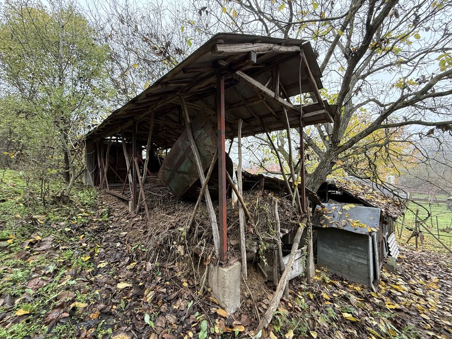 Къща с гараж равен и голям Двор!