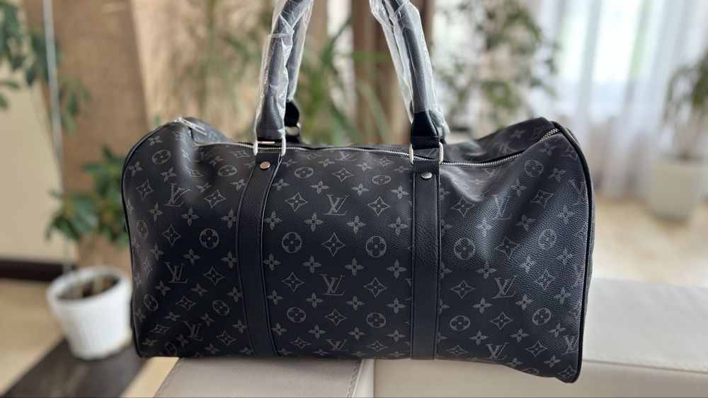 Vand geanta LV. Noua, cu eticheta. Arata f bine. Ideala pt calatorii