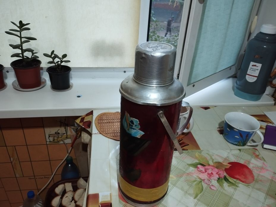 Продам термос. 2 литра. Китайский. Ещё советский.