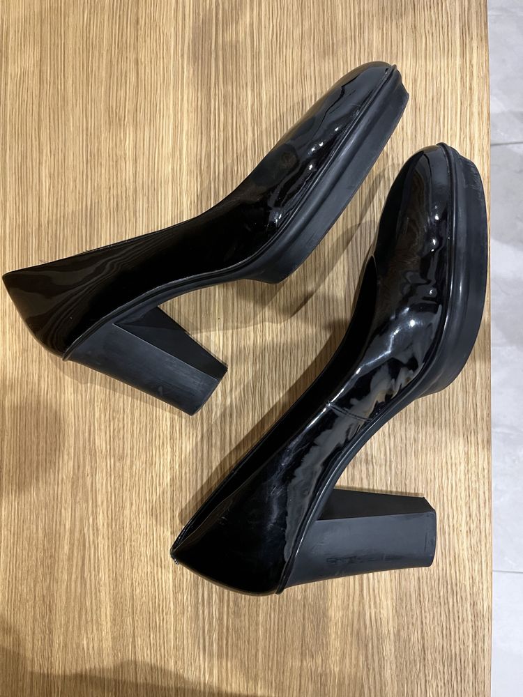 Лачени черни обувки с ток Camper 41