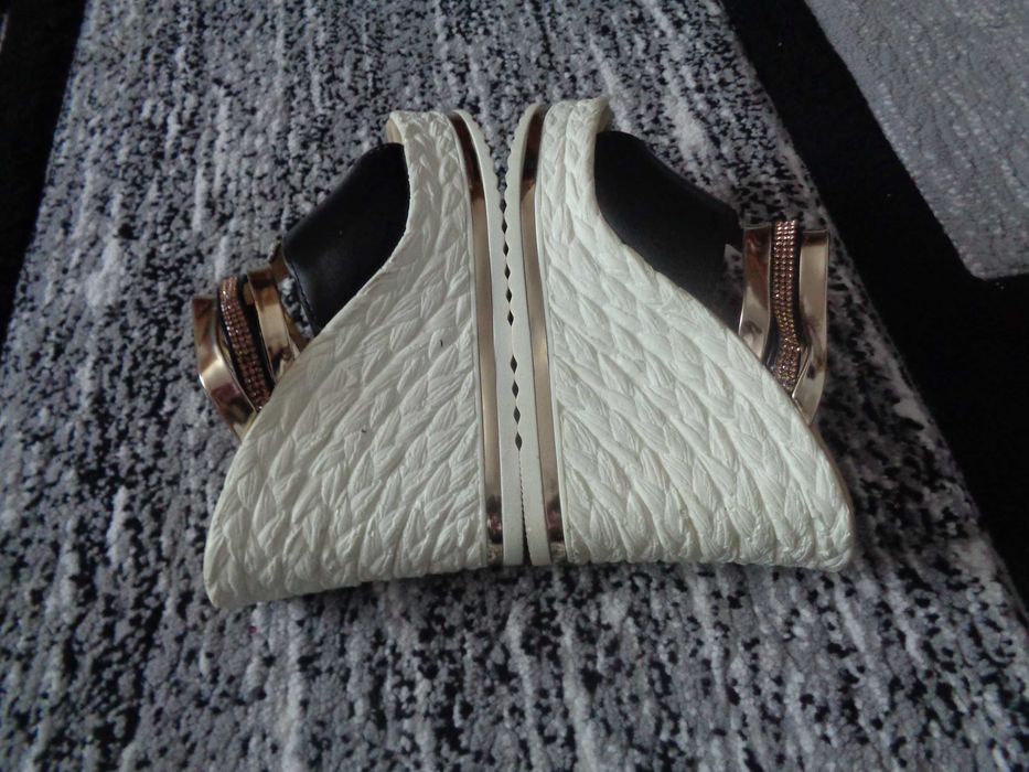 Vand saboti cu platforma.