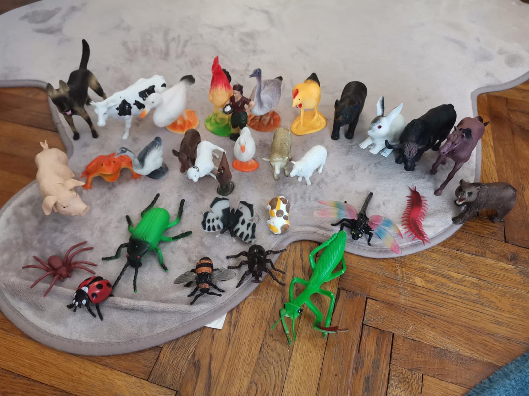 Vând figurine animăluțe jucarie