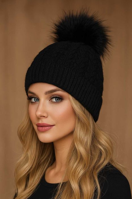 Дамска зимна шапка с топла подплата и пух