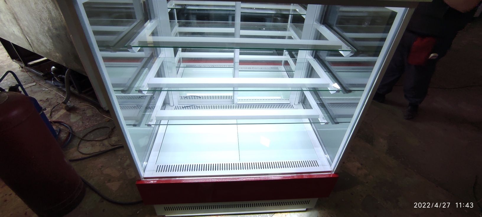 Холодильник витрина для кондитерских изделий