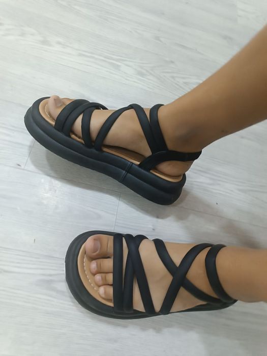 Продам сандалии новые