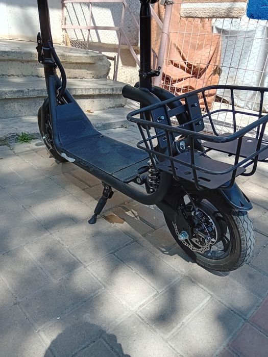 Trotineta electrica cu scaun