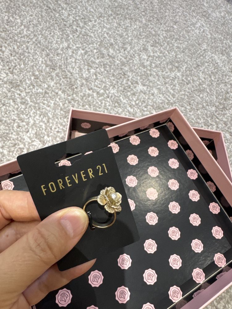 Очень красивое колечко от Forever 21 Америка!  цвет не портится! Р-р17