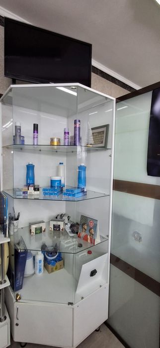 Продам стеклянный шкаф
