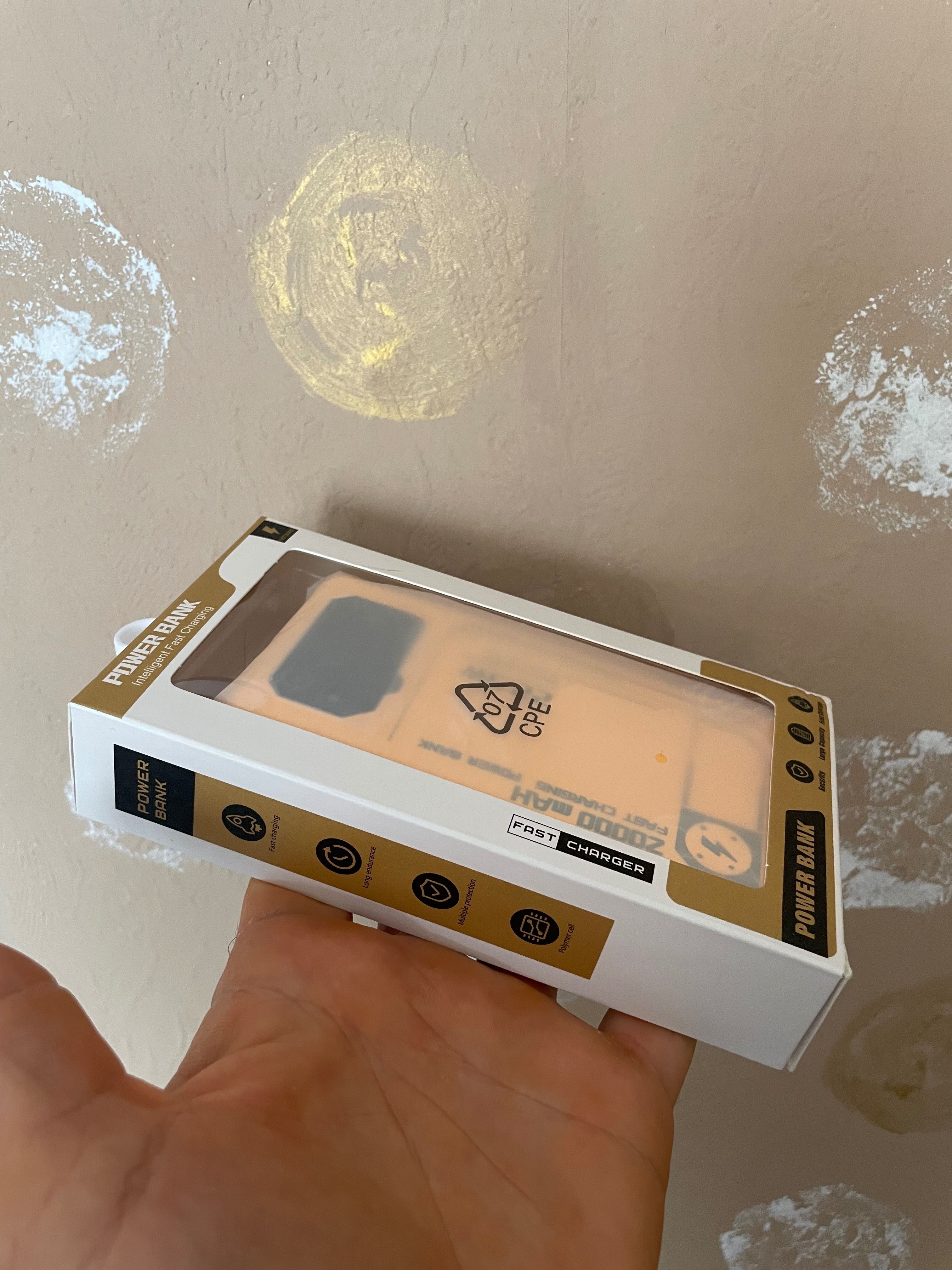 Външна батерия 20000mah,fast charge,2 вградени кабела,красива и удобна