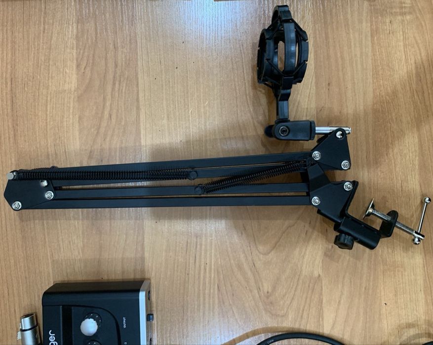 Комплект Микрофон Behringer C-1 + аудиоинтерфейс UM2 + стойка + XLR