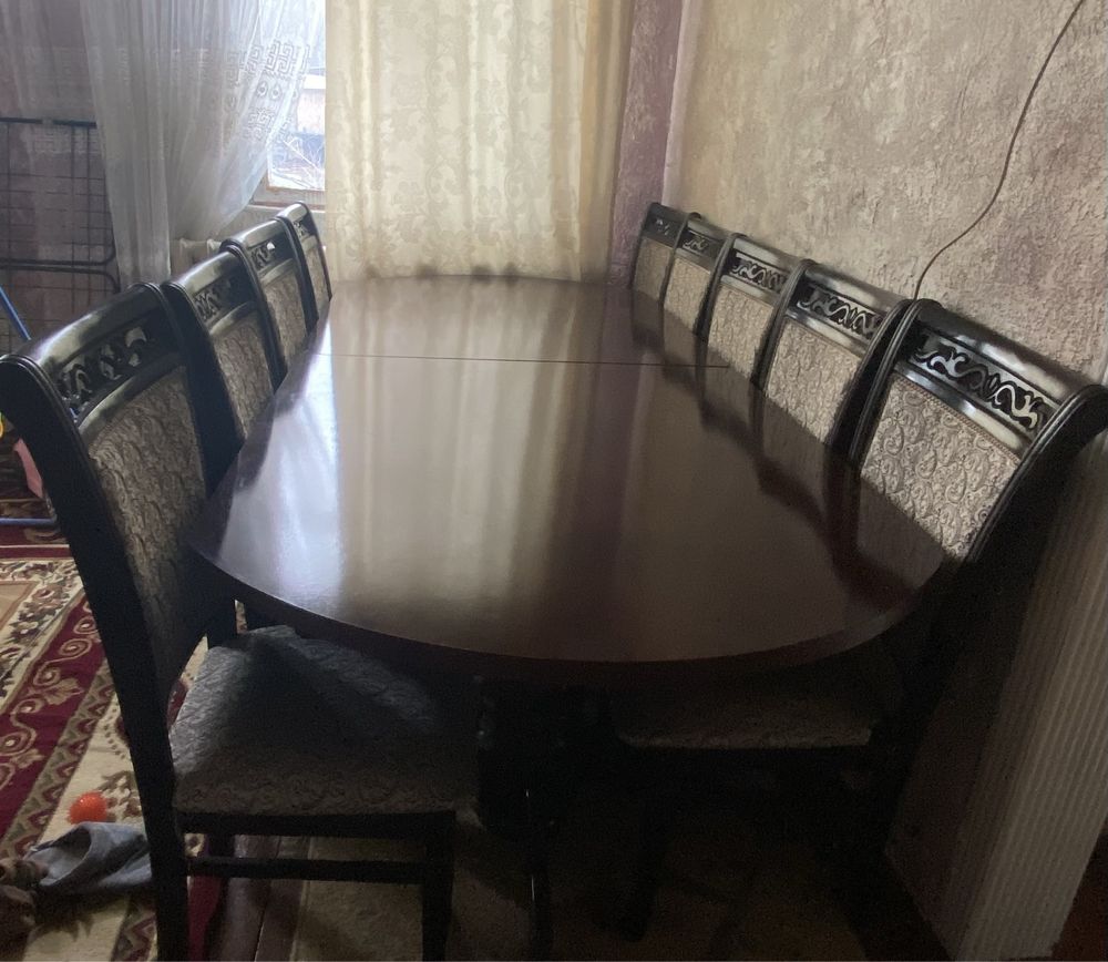 Продается гостинный стол со стульями