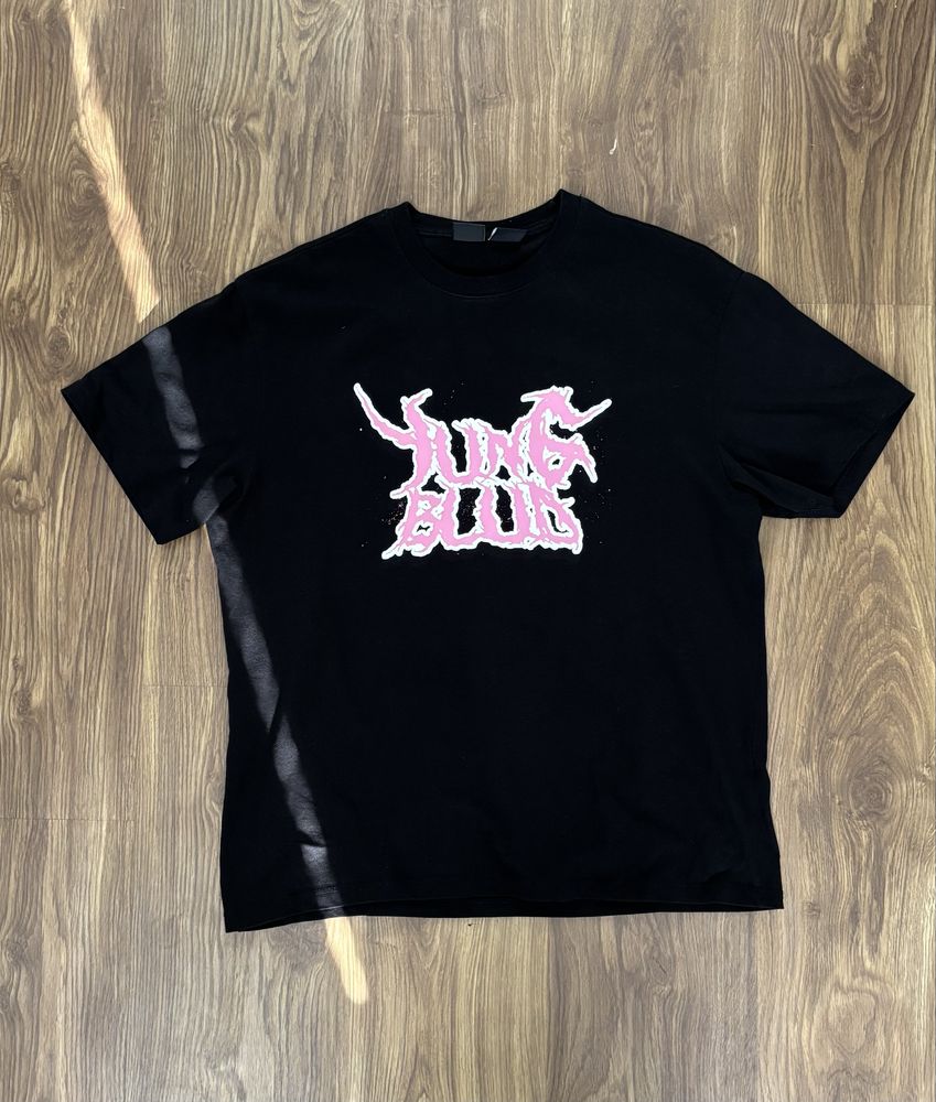 Черна тениска “Yung Blud” от Bershka