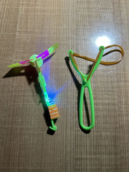 Игрушка-рогатка с подсветкой