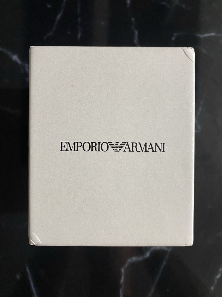 Часовник Emporio Armani – чисто нов, с кутия, документи и етикети
