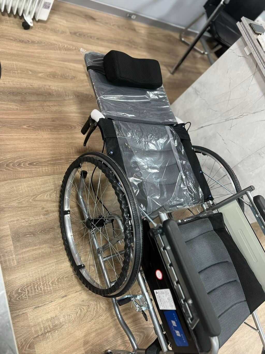 В наличии имеется инвалидное кресло-коляска