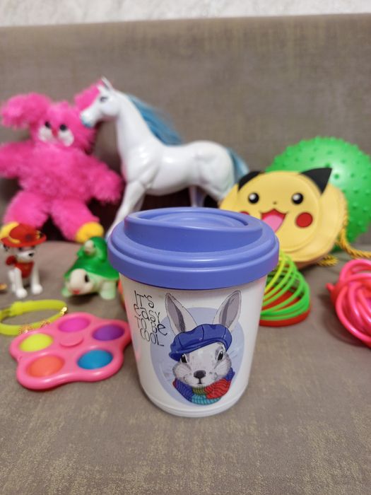 Отдам игрушки, поильник, шорты