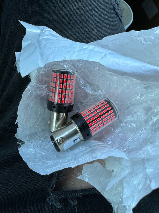 Vând becuri roșii led