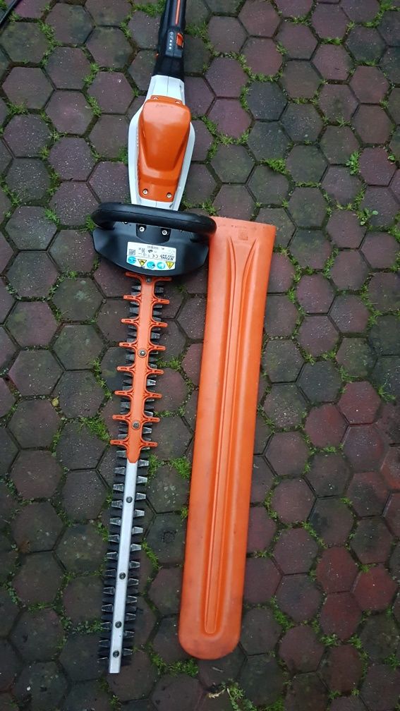 Vând Trimmer pe baterie pentru tăiat gard viu stihl HSA 94 T