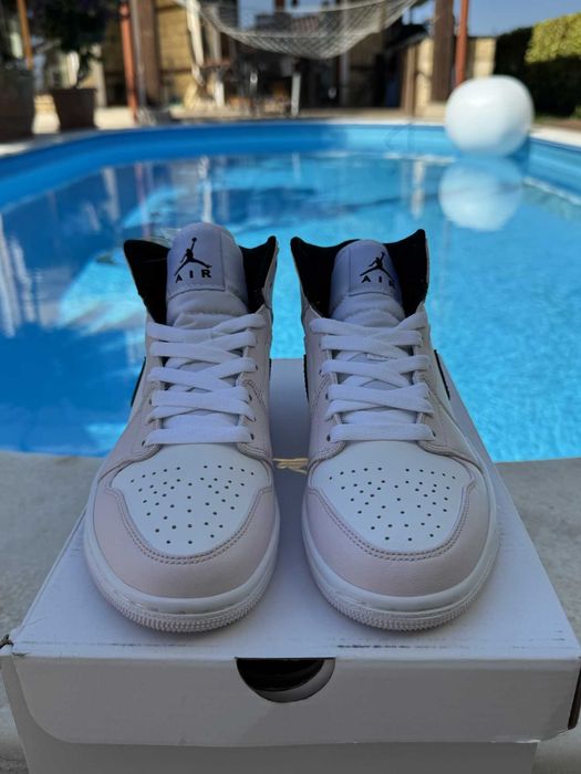 Jordan 1 Mid Barely Rose Дамски Кецове 36.5 EUR + Кутия Нови
