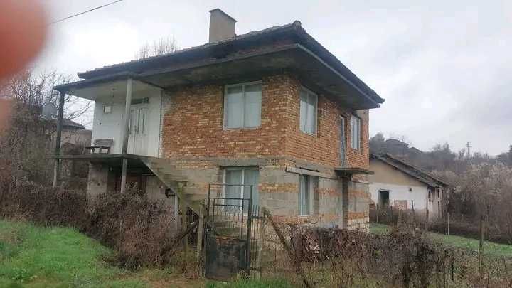 Предлагам за продажба масивна вила в близост до гора