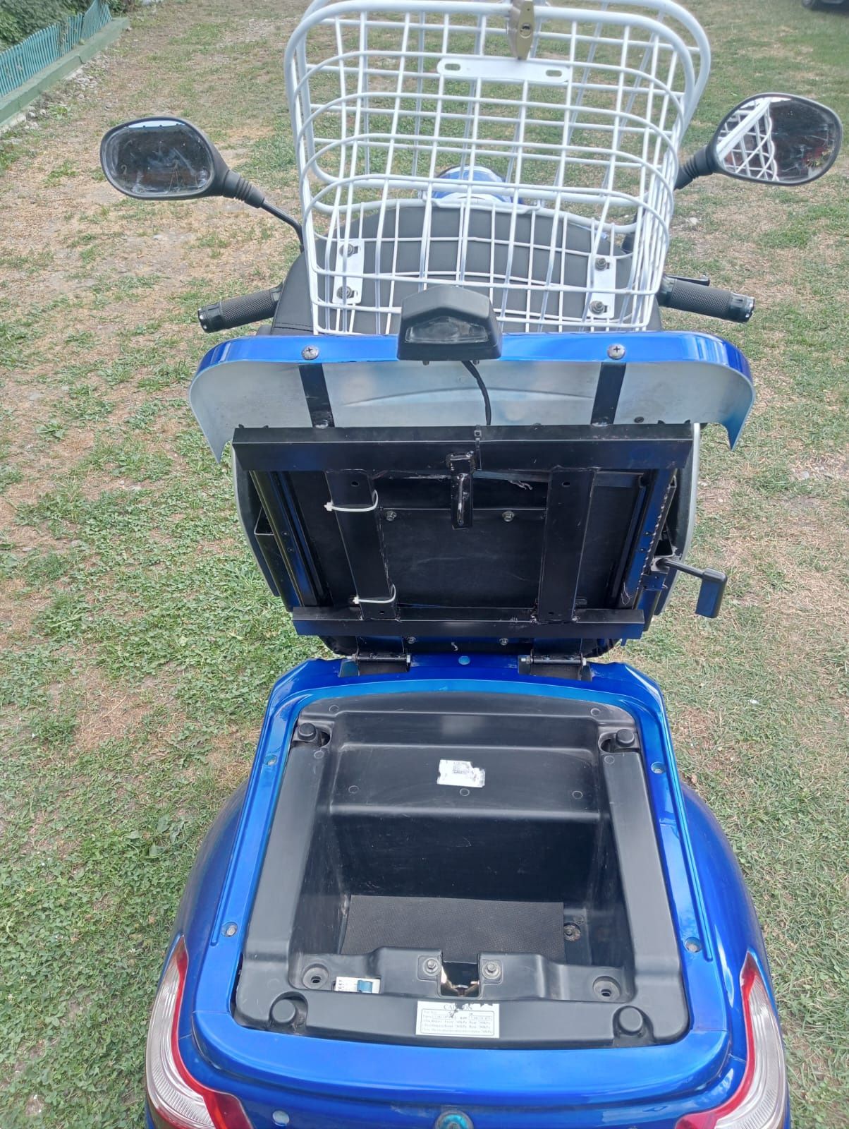 Moped electric cu 3 roti .