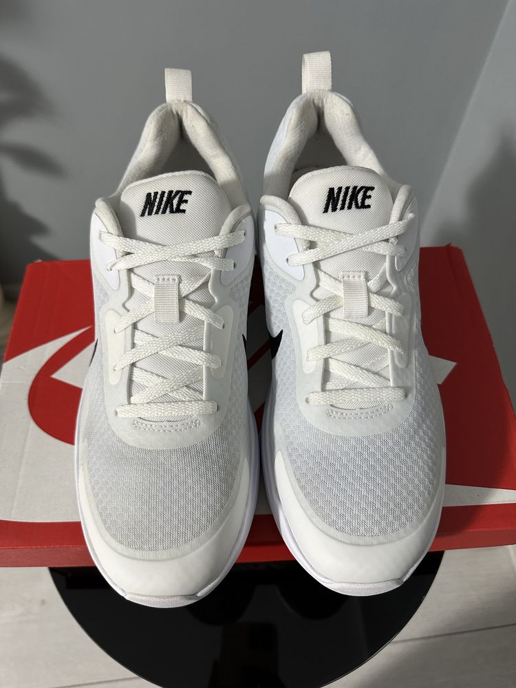Adidasi Nike mărime 42,5
