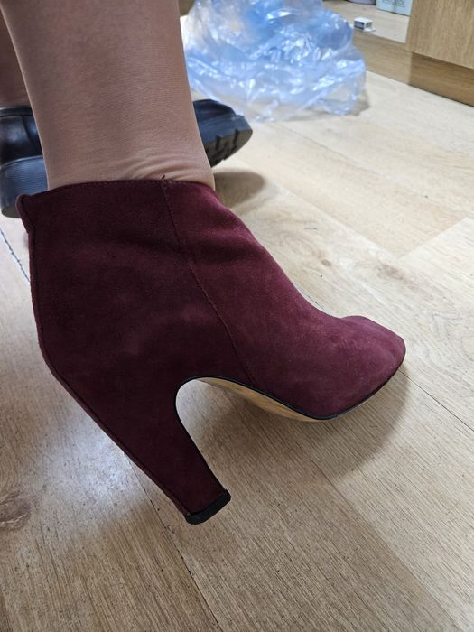 Vand botine de piele intoarsa