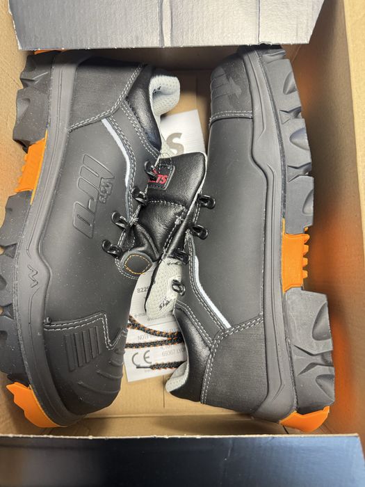 Pantofi cu bot metalic