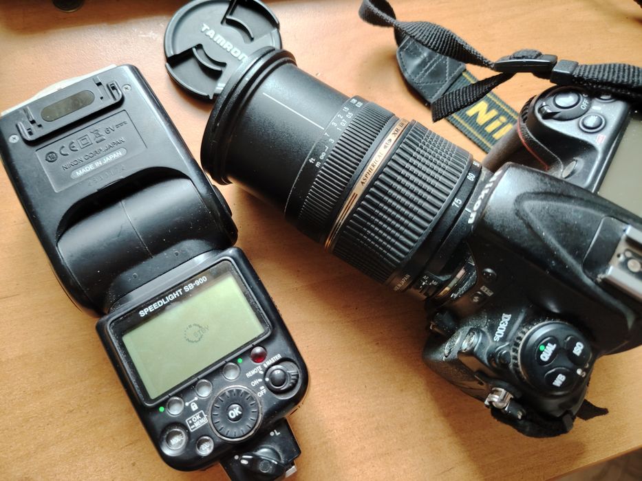 Nikon D300s с объективом