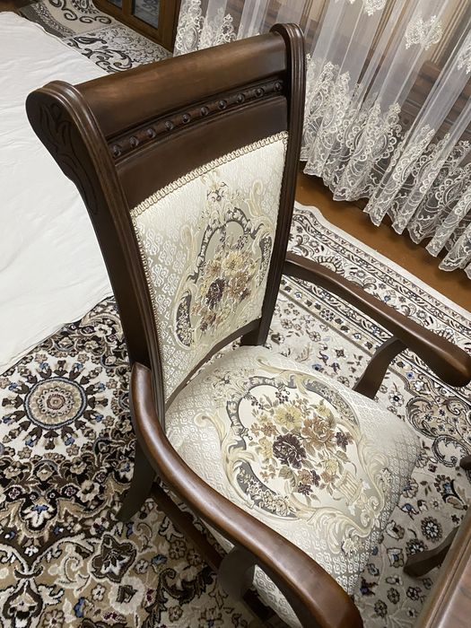 Продоетса стол, стуля 12 персон срочно