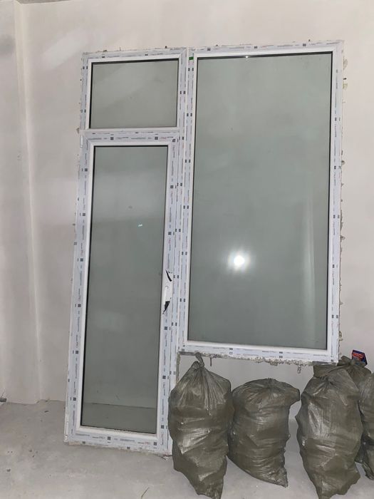 Пластиковой витраж с дверью