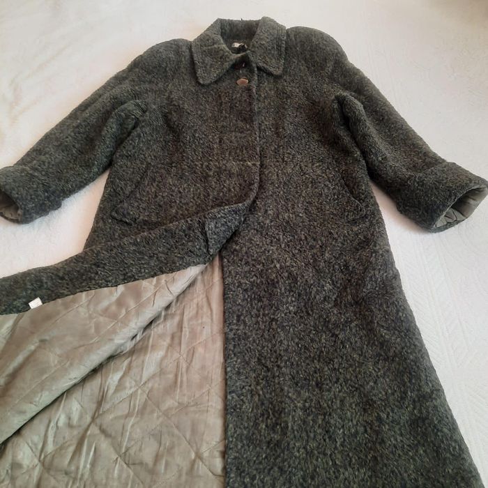 Пальто тегін беремін. Отдам бесплатно.