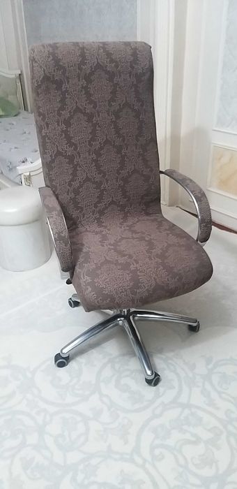 Ofisniy kresla sotiladi