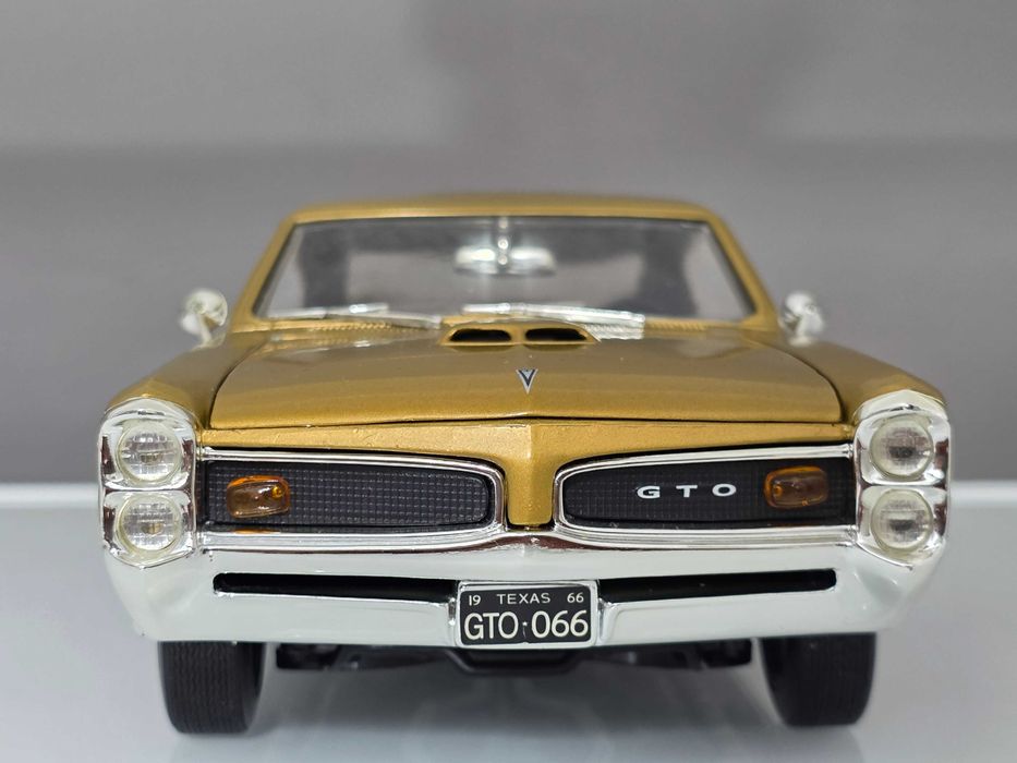 Macheta Auto 1/18 ERTL 1966 Pontiac GTO Gold
