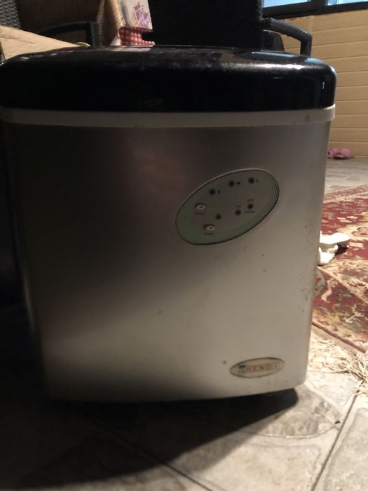 Vand doua masini de facut gheata una zass zim 01 si una profesionala H