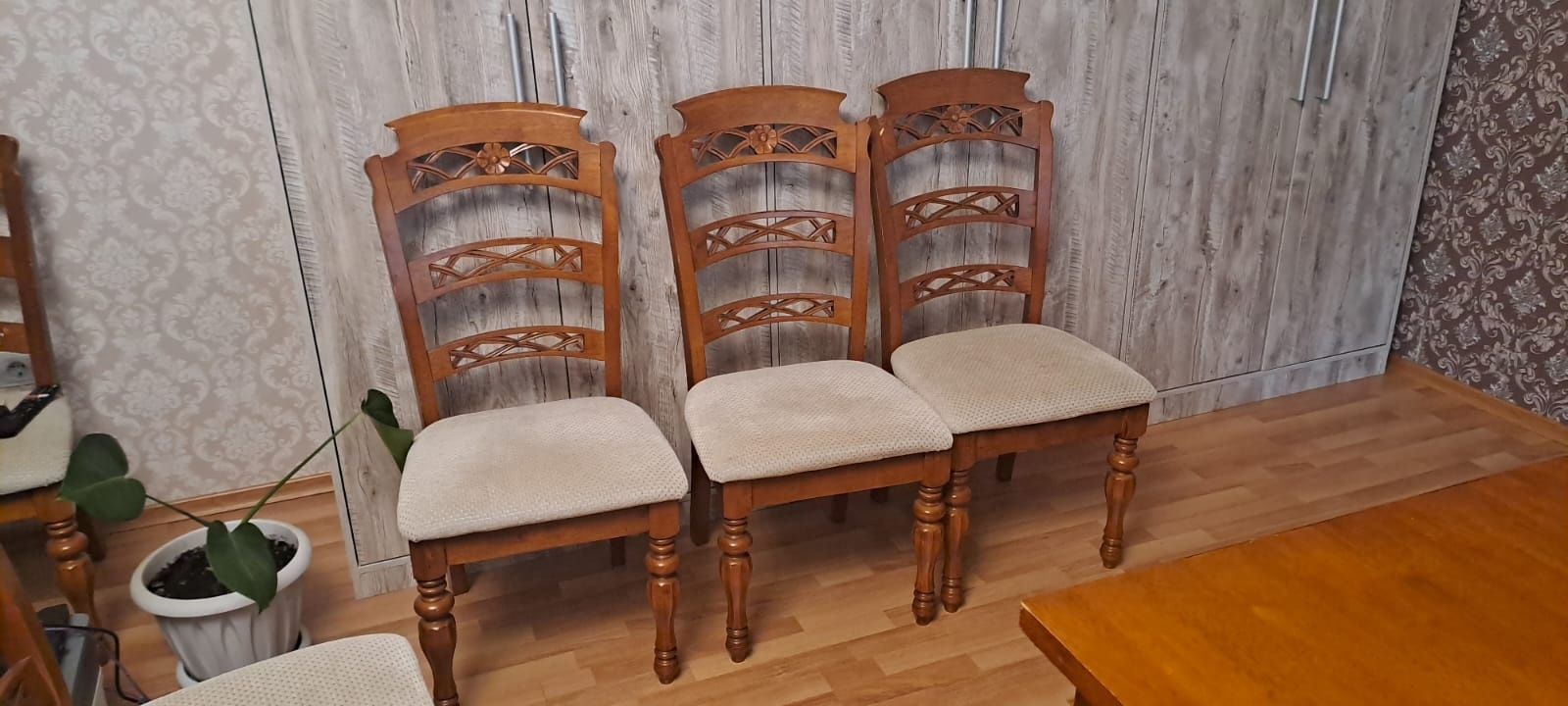 Продаётся стол и стулья в зал