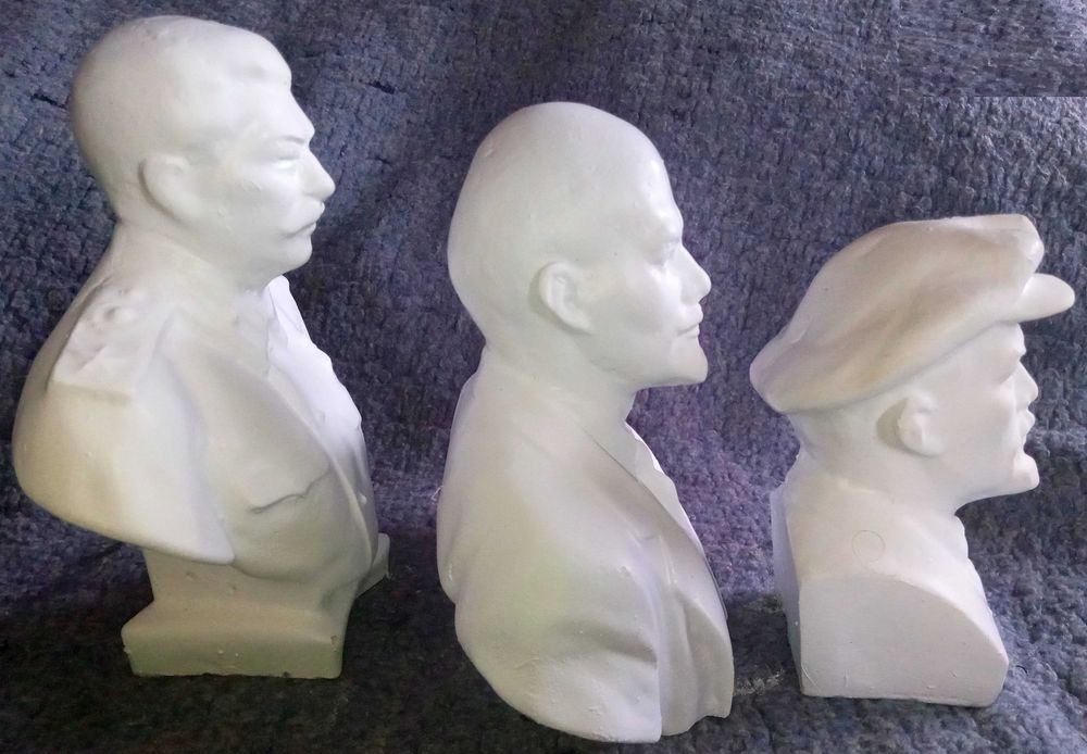 Гипсови скулптури на Ленин и Сталин до гърдите. СССР. възстановени