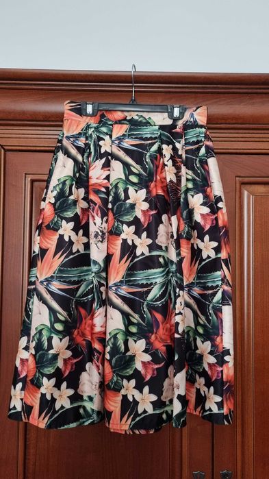 Fusta cu buzunare, material satinat, marimea S/M, nouă