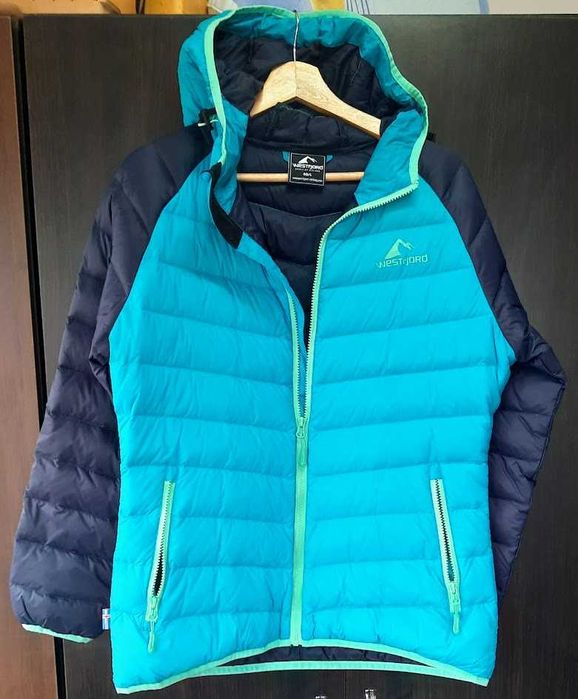 Geacă scurtă damă cu glugă și puf în interior