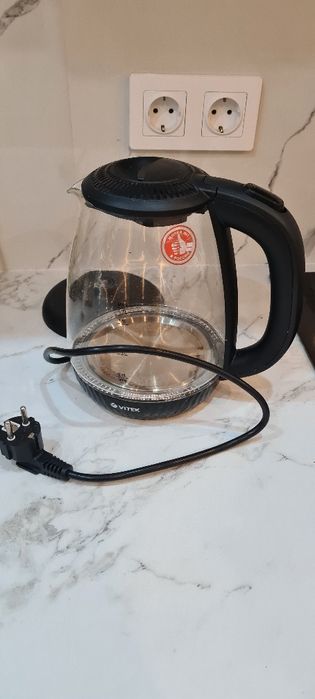 Чайник электрический в рабочем состоянии
