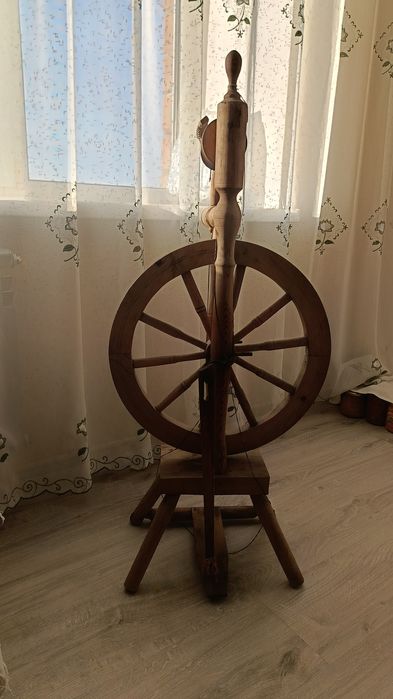 Продается прялка деревянная.