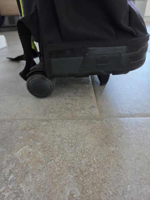 Vând Ghiozdan cu rotile pentru scoala/tip troler Gabol cu fotbal