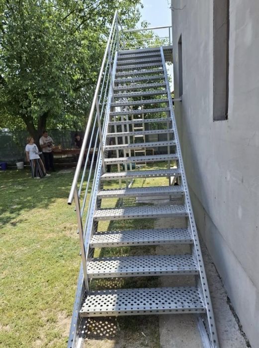 Confectionam scarii metalice zincate exterioare și pentru incendii , p