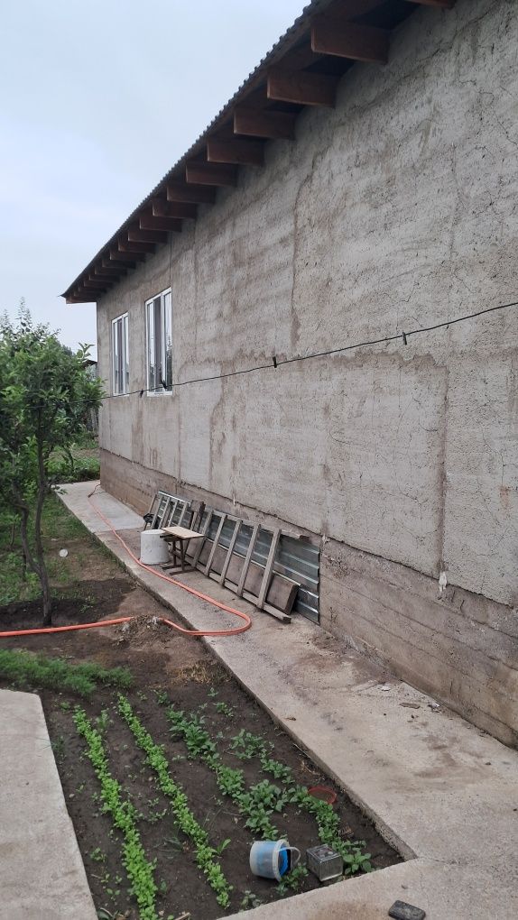 Дом в Коктебе 2 в хорошем месте 8сот 5комнат,кухня,зал,3спальни,баня