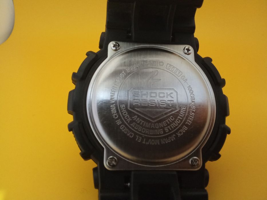 Смарт часовници с кутии и документи