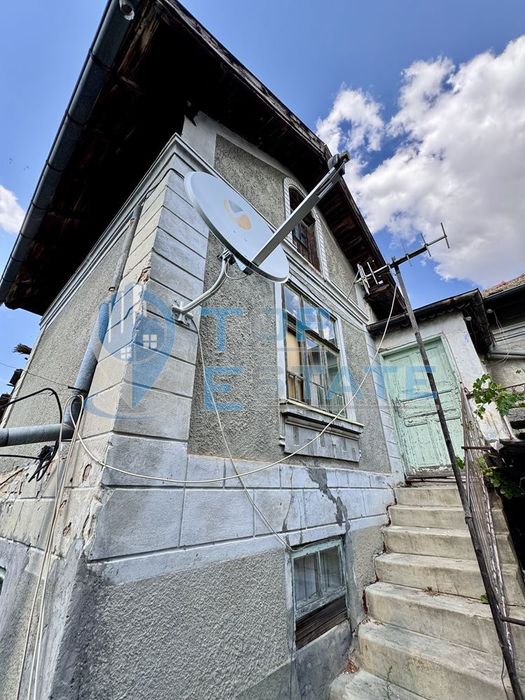 Двуетажна тухлена къща с кладенец и голям двор в село Александрово, о