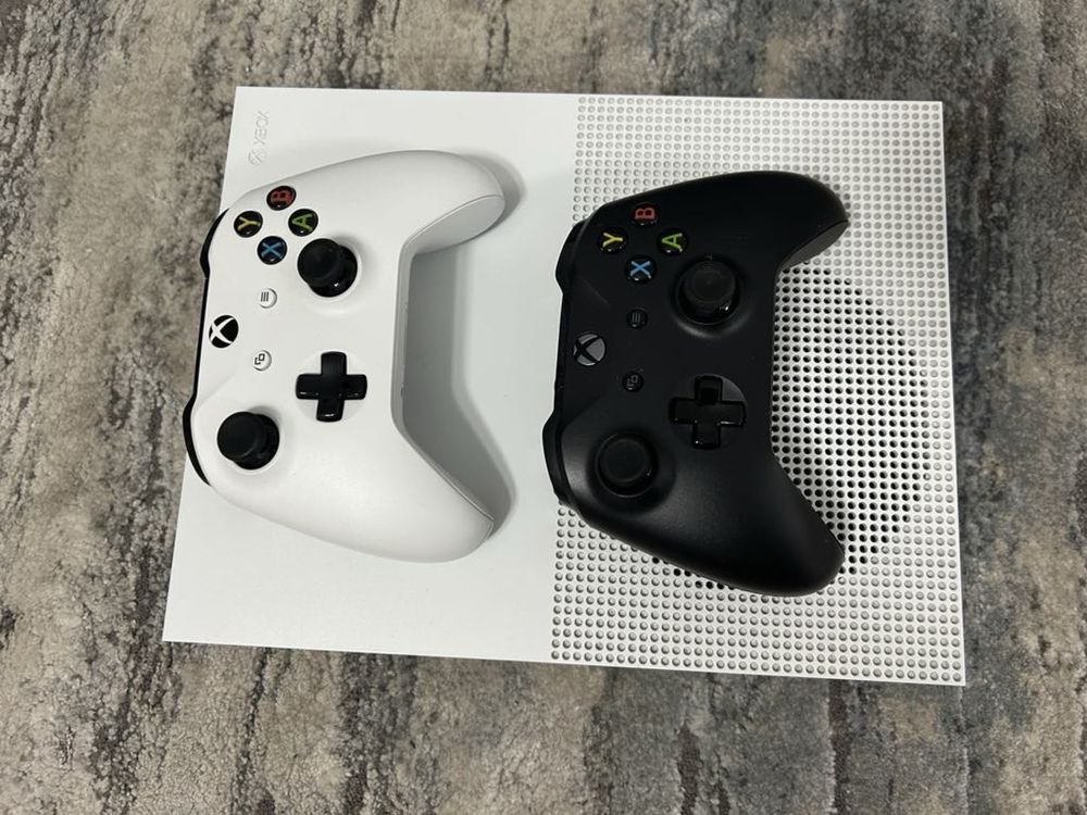 XBOX One S + 2 manete