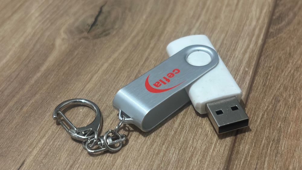 Card de memorie USB 8GB – alb, cu breloc, folosit