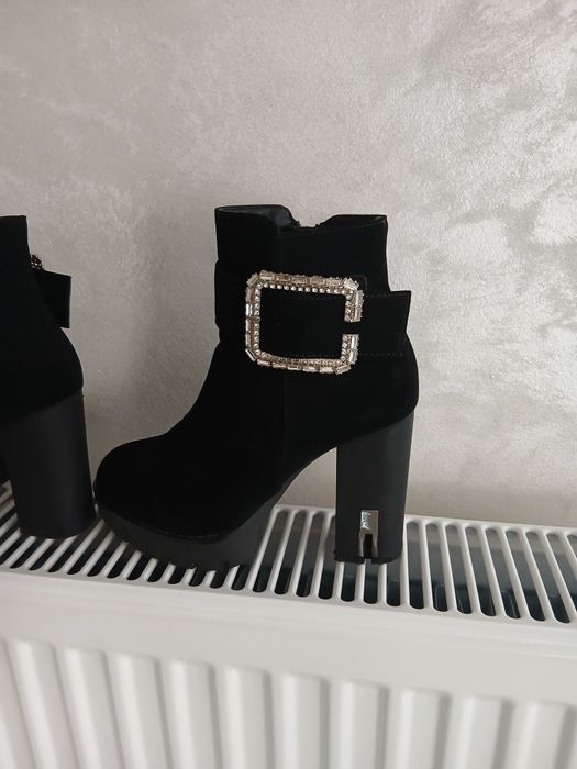 vand-botine-de-catifea-culoarea-neagra